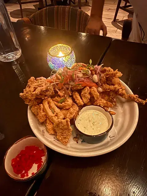 Un plato de frutos de mar fritos Un plato de frutos de mar fritos