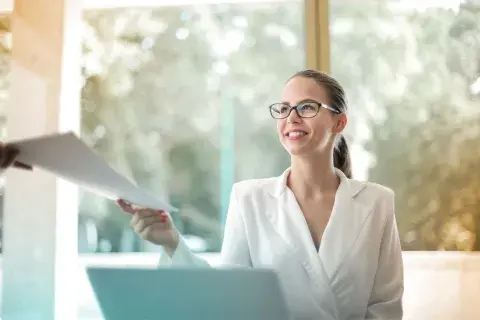 mujer empresaria sonrie