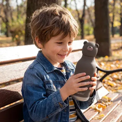 nene recibe una botella de regalo por el dia del niño