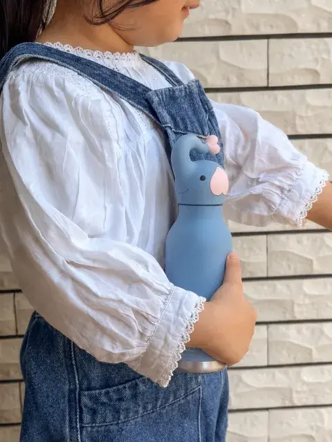 nena recibe una botella de regalo por el dia del niño
