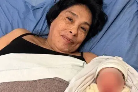 Mabel fue madre a los 62 años. está con su bebe Mabel fue madre a los 62 años. está con su bebe