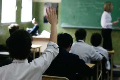 una clase con alumnos y docente