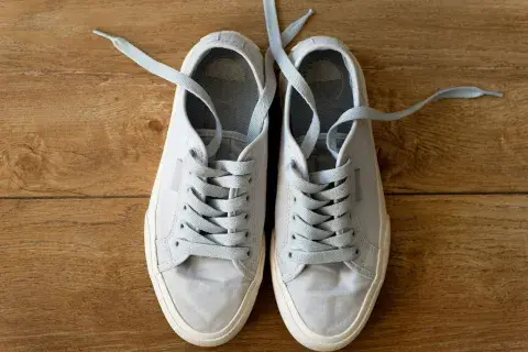 Zapatillas blancas y grises bien lavadas Zapatillas blancas y grises bien lavadas