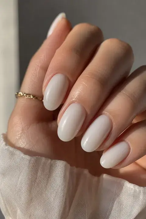 Uñas de pinterest con colores blancos transparentes