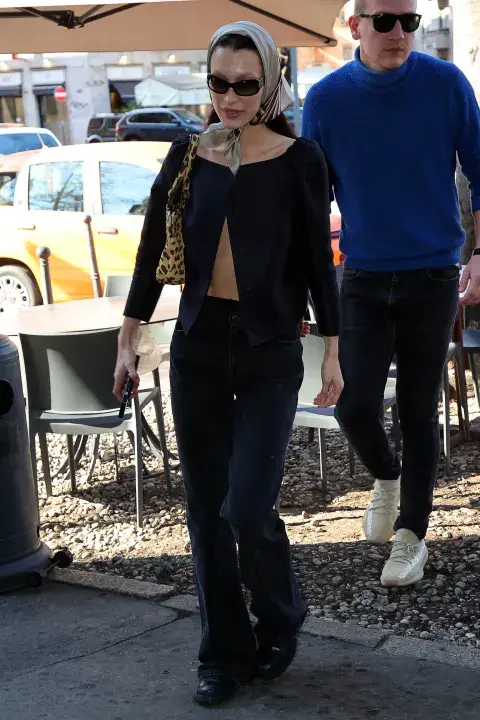 Bella Hadid caminando con un pañuelo en la cabeza Bella Hadid caminando con un pañuelo en la cabeza