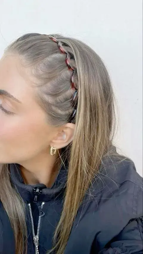 Una mujer con una vincha zig zag Una mujer con una vincha zig zag