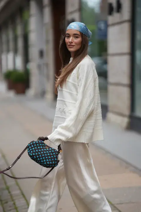 Una mujer usando un sweater en color crudo Una mujer usando un sweater en color crudo