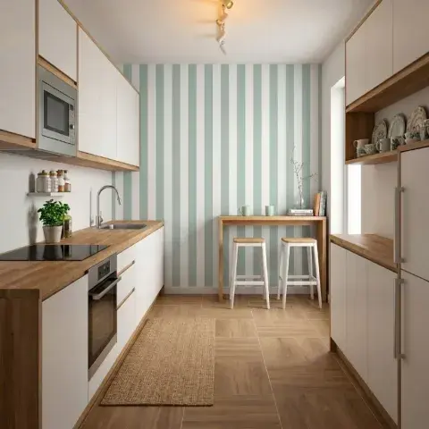 Una cocina con una pared protagonista rayada en tono celeste y blanco Una cocina con una pared protagonista rayada en tono celeste y blanco