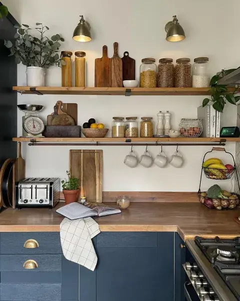 Una cocina con estantes abiertos Una cocina con estantes abiertos