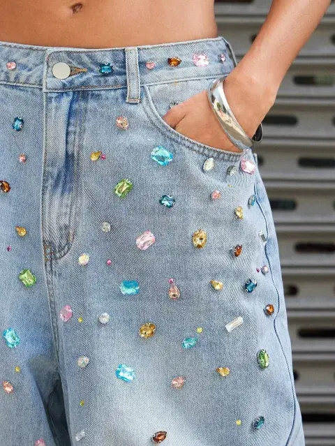 'Bedazzling': la tendencia que impuso Kylie Jenner y está copando la moda, la belleza y la maternidad
