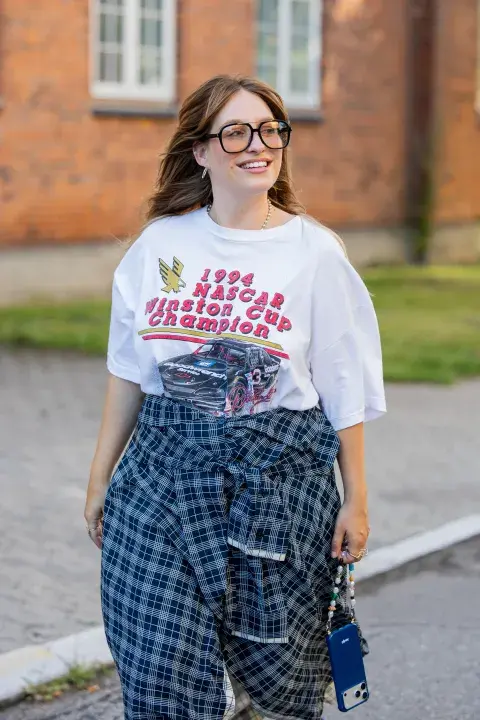 Una mujer verstida en tonos azul en Copenhague Fashion Week Una mujer verstida en tonos azul en Copenhague Fashion Week