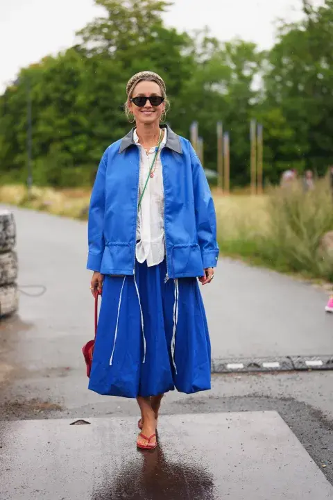 Una mujer verstida en tonos azul en Copenhague Fashion Week Una mujer verstida en tonos azul en Copenhague Fashion Week