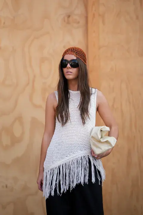 Una mujer usando crochete en copenhague fashion week Una mujer usando crochete en copenhague fashion week