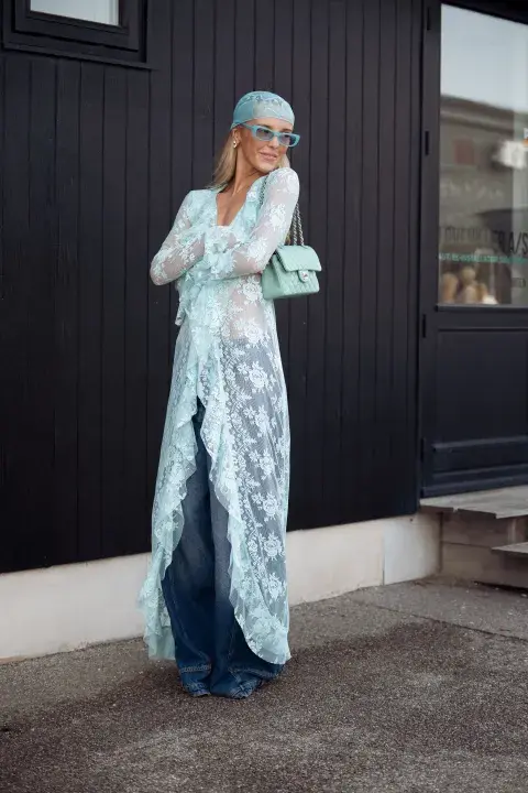 Una mujer usando prendas de encaje en color celeste en copenhague fashion week Una mujer usando prendas de encaje en color celeste en copenhague fashion week
