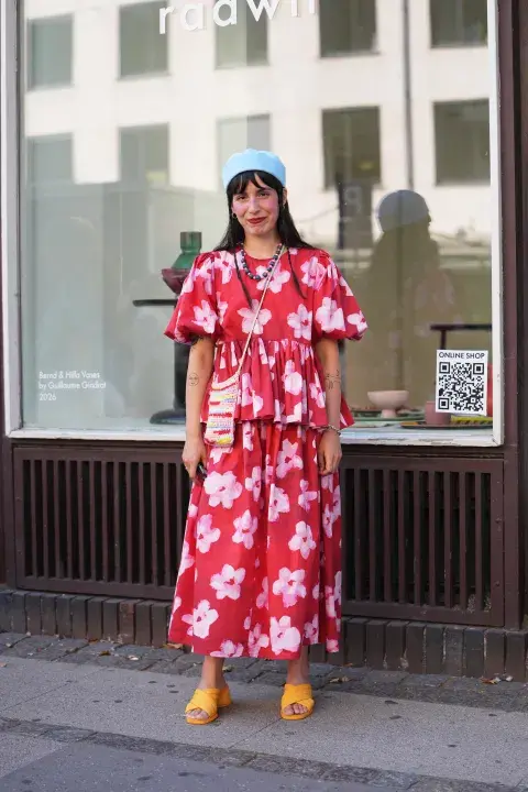 Una mujer con un accesorio en la cabeza en color celeste en copenhague fashion week Una mujer con un accesorio en la cabeza en color celeste en copenhague fashion week