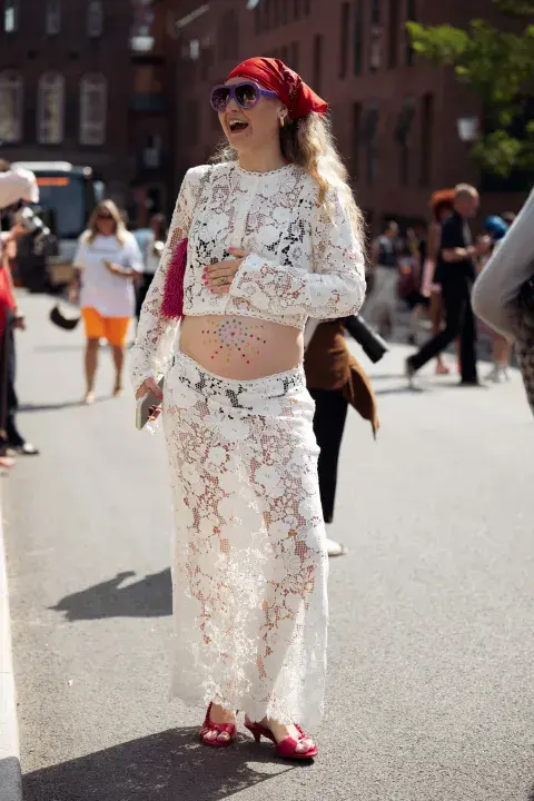 Una mujer luciendo un outfit de encaje en Copenhague Fashion Week Una mujer luciendo un outfit de encaje en Copenhague Fashion Week
