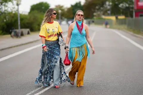 Dos mujeres con ropa superpuesta y muy colorida en Copenhague Fashion Week Dos mujeres con ropa superpuesta y muy colorida en Copenhague Fashion Week