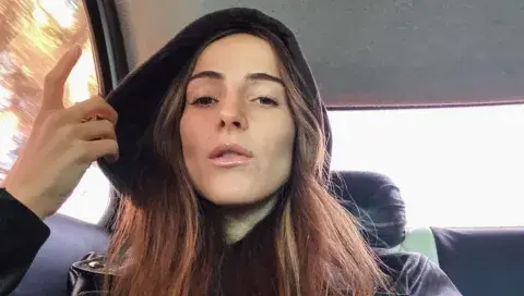 Foto de ambar de benedictis en el auto