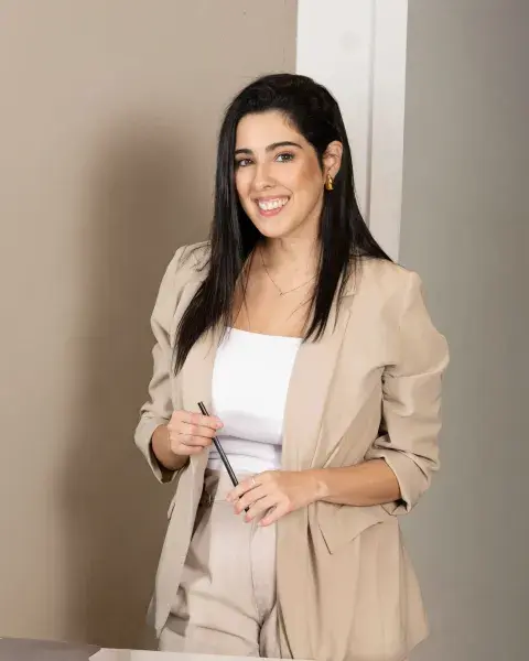 Retrato de plano medio de Giselle Regal quien mira a la cámara y sonríe