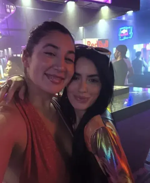 Lali junto con su amiga abrazadas mirando a cámara en el boliche Flamingo de Brasil Lali junto con su amiga abrazadas mirando a cámara en el boliche Flamingo de Brasil