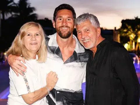 Leo Messi junto a sus padres, Celia y Jorge. Leo Messi junto a sus padres, Celia y Jorge.