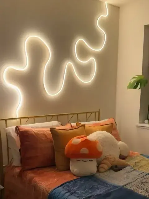 Ideas con luces para paredes blancas.