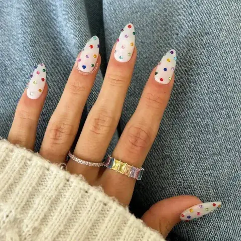 Nail art milky con gemas brillantes Nail art milky con gemas brillantes