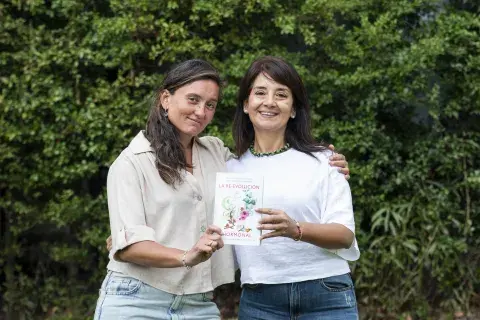 medicas ayurvedas florencia giecco sandra fernandez con su libro medicas ayurvedas florencia giecco sandra fernandez con su libro