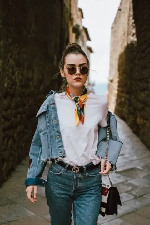 una mujer con pañuelo al cuello y lentes una mujer con pañuelo al cuello y lentes