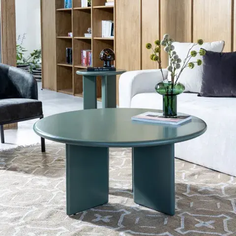 Una mesa en color verde combinada con un florero Una mesa en color verde combinada con un florero