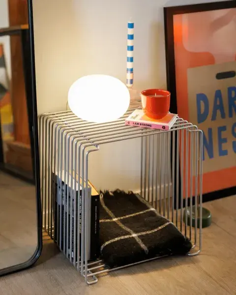 Una mesa ratona metálica Una mesa ratona metálica