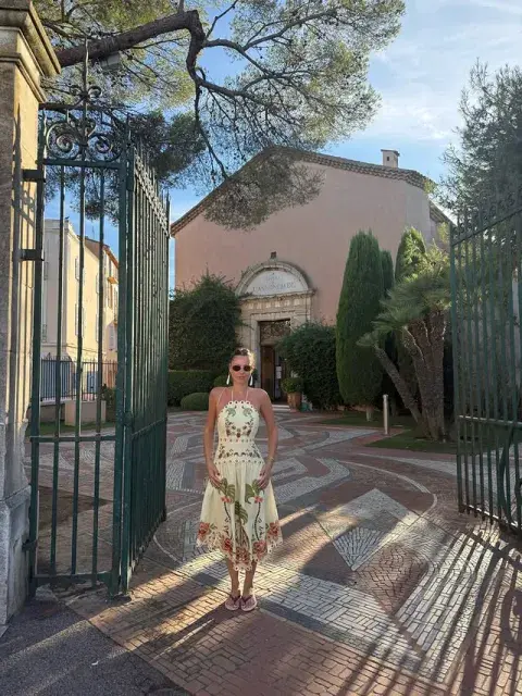 Pampita en Saint-Tropez: el look playero que eligió para sus vacaciones, cuánto cuesta y dónde conseguirlo Pampita en Saint-Tropez: el look playero que eligió para sus vacaciones, cuánto cuesta y dónde conseguirlo