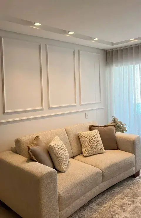 Ideas para paredes blancas: Molduras adhesivas para simular boiserie
