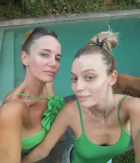 Madre e hija: Carolina Prat y Sofía.