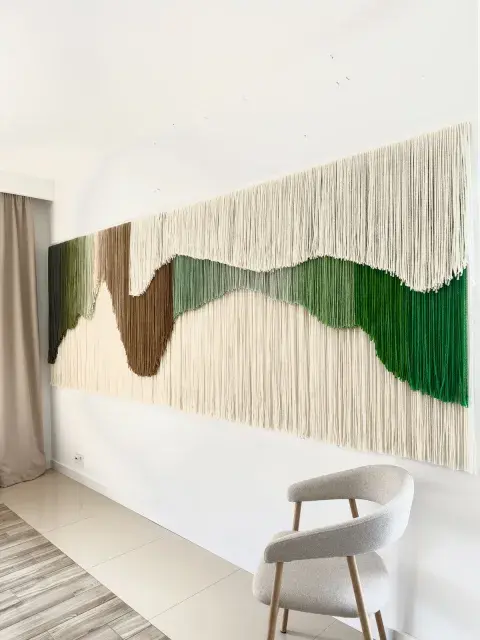 Ideas para paredes blancas: paneles textiles como si fueran cuadros gigantes.