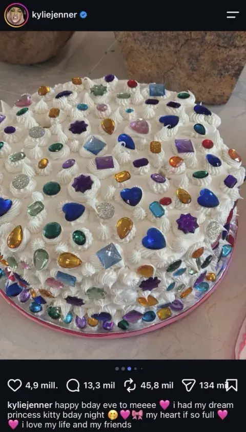 Captura de pantalla de la torta con decoración Gem de Kylie Jenner Captura de pantalla de la torta con decoración Gem de Kylie Jenner