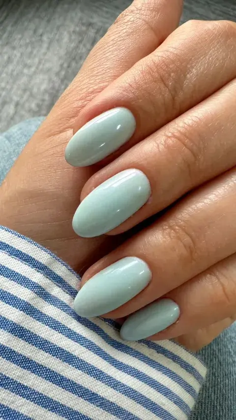 Uñas celestes en color agua