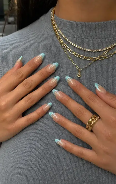 Uñas celestes en color agua