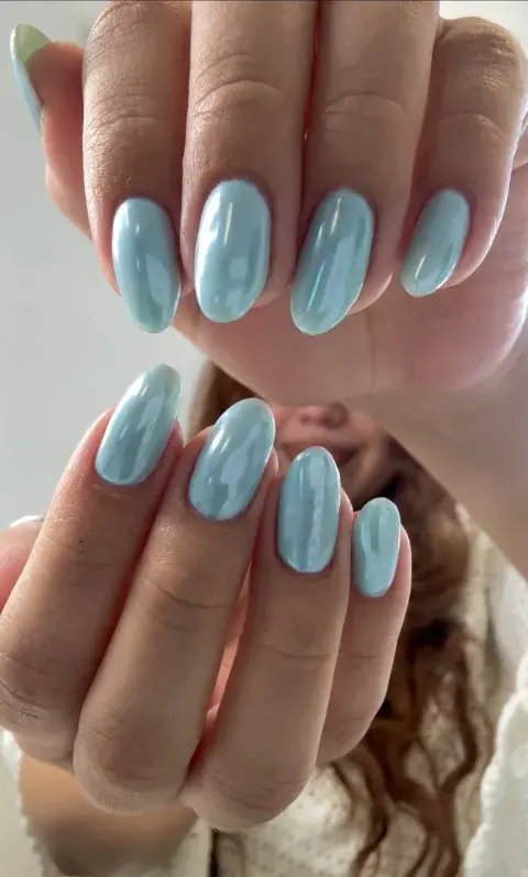 Uñas celestes en color agua