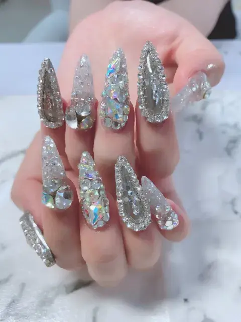 Uñas con estilo joyería inspiradas en Moria Casan Uñas con estilo joyería inspiradas en Moria Casan