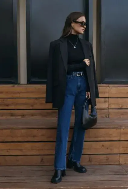 una mujer con blazer negro y jean recto una mujer con blazer negro y jean recto