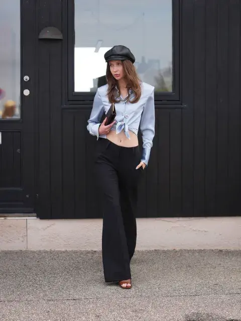 Mujer parada con un look de los años 90 Mujer parada con un look de los años 90