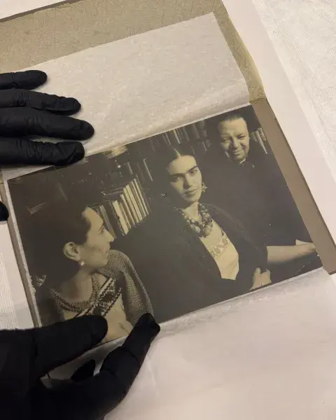 Una fotografía en papel de Frida Khalo Una fotografía en papel de Frida Khalo