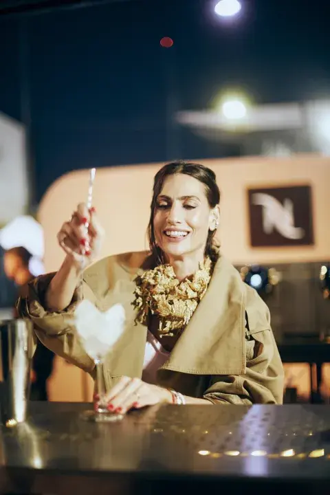 Una mujer preparando un trago con café en una barra en BAFWEEK Una mujer preparando un trago con café en una barra en BAFWEEK