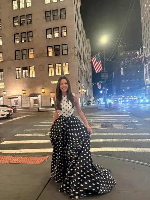 Pampita en Nueva york con un vestido a lunares de Carolina Herrera