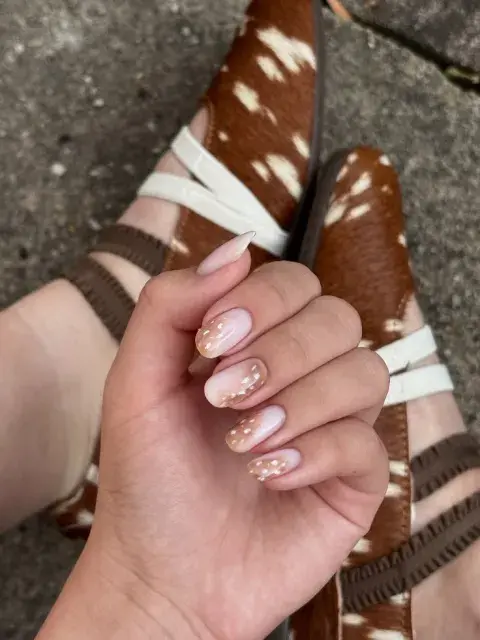 Una mujer con uñas bambi