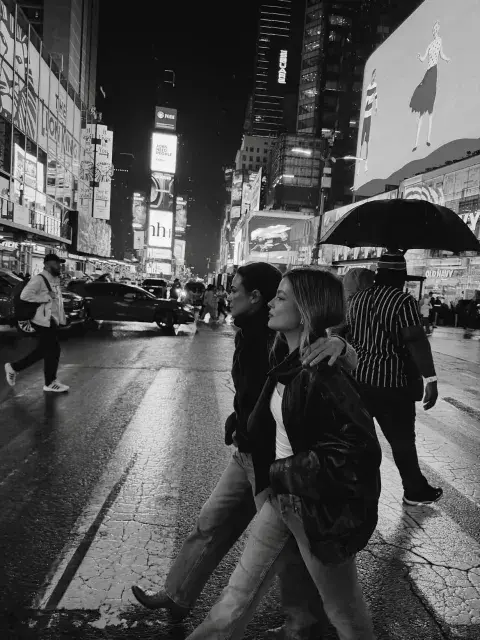 Agustina Cherri y su hija caminando por la calle de nueva york