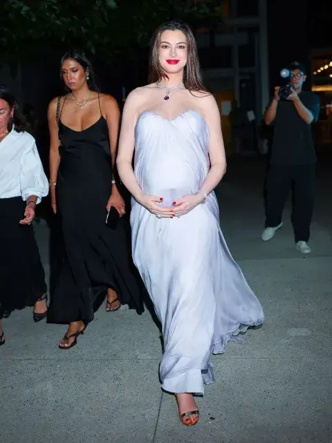 Anne Hathaway con un vestido strapless color lila Anne Hathaway con un vestido strapless color lila