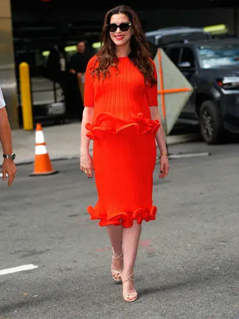 Anne Hathaway con look rojo Anne Hathaway con look rojo