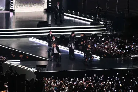 BTS arriba del escenario BTS arriba del escenario